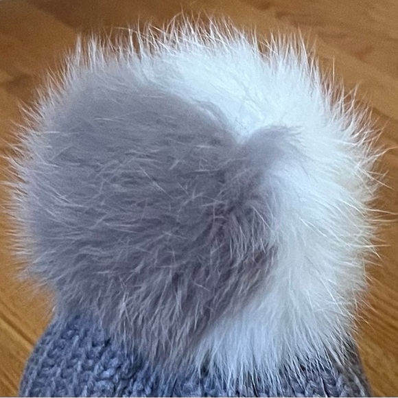 Ribbed Knit Hat with Genuine Fox Fur Pom-Pom, NWT by Adrienne Landau, Grey - Picture 3 of 6